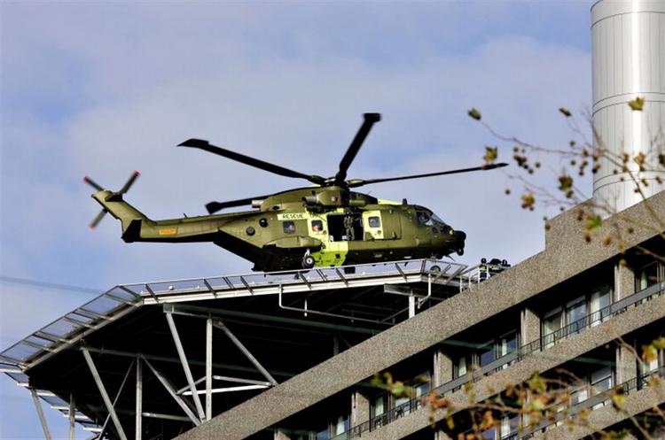 Forsvarets nye rednings- og transporthelikoptere flyver kun 30 procent af den forventede levetid. Her er en landet på taget af Rigshospitalet i København. 