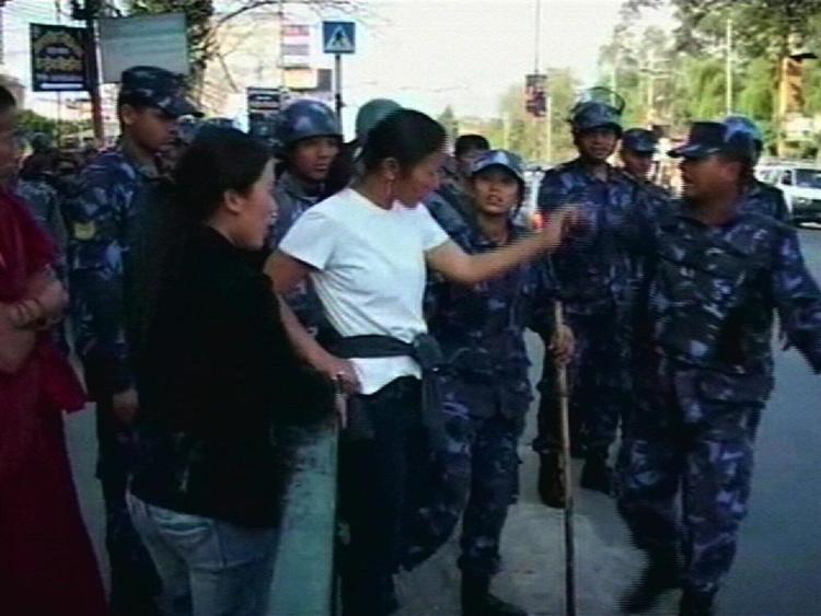 Udenlandske journalister nægtes over en bred kam indrejse til Tibet. Dette billede er taget fra en video fra AP's tv-service og viser en demonstrant i samtale med myndighederne. 