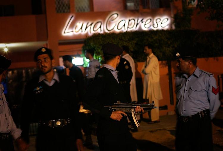 Pakistansk politi foran den italienske restaurant Luna Caprese. 