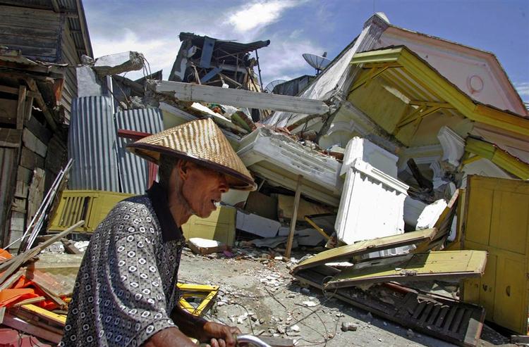 Menneskelig aktivitet kan skabe jordskælv -og der bliver flere og flere menneskeskabte skælv. I april 2005 gik det ud over den asiatiske ø Simeulue, hvor dette billede er taget. 