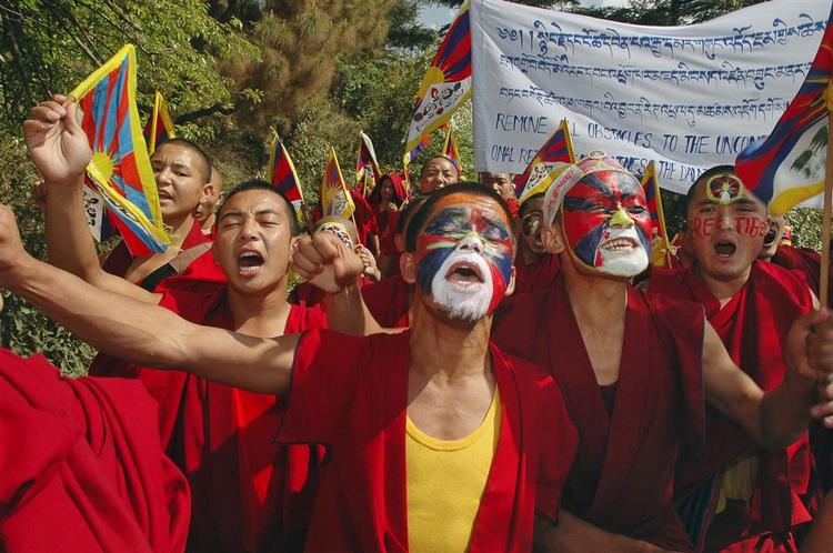 Eksiltibetanere i Indien protesterer mod Kina i Dharmsala i Indien. 