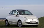 Fiat 500 er bilen, som mange vil have lige nu. Men det er svært – en benzinmodel kan leveres om cirka seks måneder, mens der vil gå endnu længere tid, hvis det skal være en diesel. Og skal bilen have den hvide perlemorslak, ser det rigtig sort ud – så vil der nemlig gå mindst et år. 