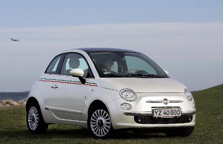 Fiat 500 er bilen, som mange vil have lige nu. Men det er svært – en benzinmodel kan leveres om cirka seks måneder, mens der vil gå endnu længere tid, hvis det skal være en diesel. Og skal bilen have den hvide perlemorslak, ser det rigtig sort ud – så vil der nemlig gå mindst et år. 