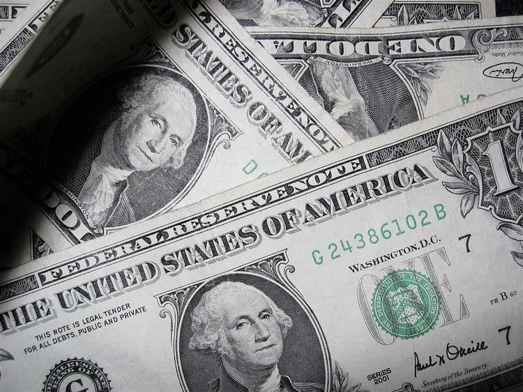 Dollaren nåede et historisk lavpunkt sidste uge. Og faldet kan fortsætte, vurderer britisk økonom. 