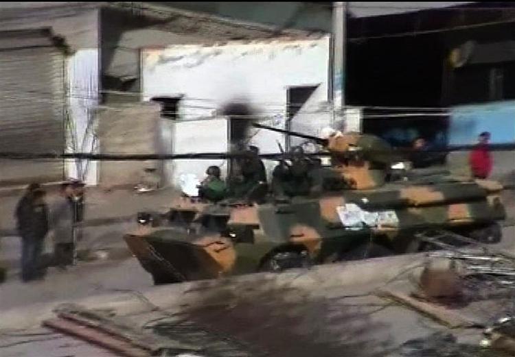 Militæret har ikke været sat ind, siger den kinesiske Tibet-chef. Fotoet her dokumenterer, at militæret i hvert fald har været til stede i forbindelse med uroen. 