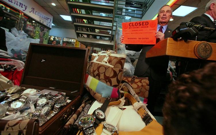 Verden boomer med kopivarer, der nemt finder vej til danske købere. Her er det kopier fundet ved en razzia i New Yorks Chinatown. 