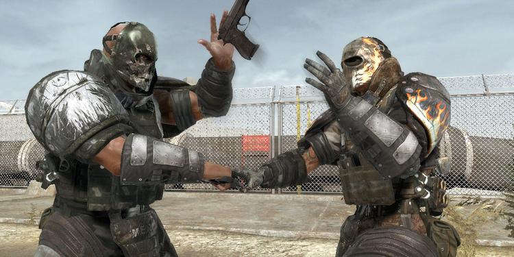 Det kræver gensidig forståelse at overleve ildkampene i 'Army of Two', der er drænet for atmosfære, hvis man ikke formår at skabe den selv derhjemme. Her klasker hovedpersonerne hænder efter vellykkede drab - smagløst eller stemningsskabende? 