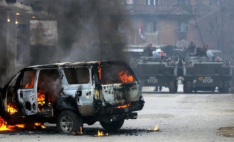 FN-politi og NATO-styrker har gennem mange timer været i åbne sammenstød med utilfredse serbere i Kosova. 