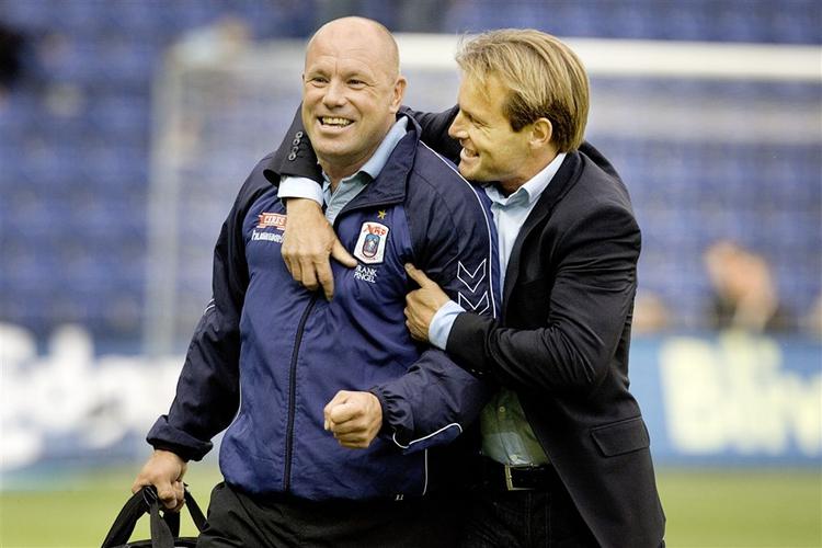 Massør Frank Pingel og sportschef Brian Steen Nielsen efter sejren på Brøndby Stadion i efteråret. 