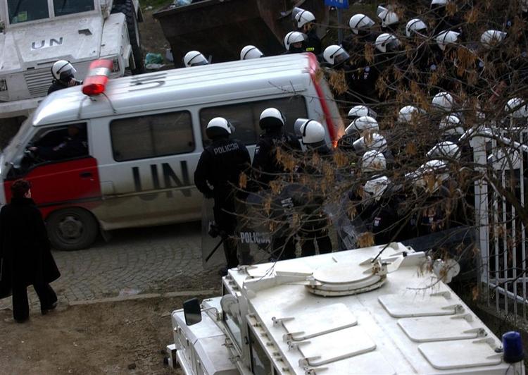 FN-tropper beskytter retsbygning i den uroplagede by Mitrovica i Kosova. 