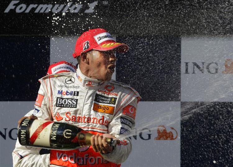 Formel 1-branchen har al mulig grund til at åbne en flaske champagne eller to: Sidste år tjente den omrejsende motorsportscirkus omkring 20 milliarder kroner. 
