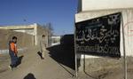 Afghanske drenge på vej i skole i Kabul. Danske projekter forsøger at genopbygge skolerne, mens Taleban på det seneste har angrebet skoler, for at tvinge elever over i oprørshæren. Arkivfoto. 