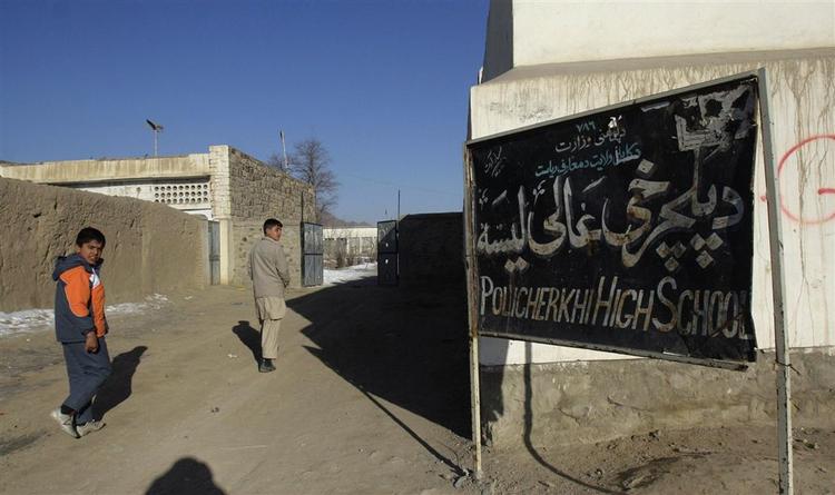 Afghanske drenge på vej i skole i Kabul. Danske projekter forsøger at genopbygge skolerne, mens Taleban på det seneste har angrebet skoler, for at tvinge elever over i oprørshæren. Arkivfoto. 