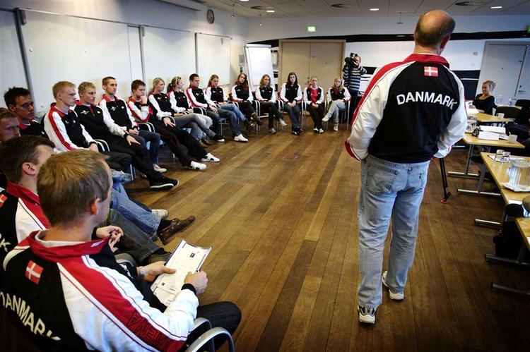 Fremtiden ser lys ud for dansk svømning, sagde landstræner Mark Regan, da han dagen inden afrejsen til Eindhoven præsenterede de 15 EM-svømmere for den danske presse. 