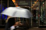 En kvinde passerer i New York hovedkvarteret for banken Bear Stearns, som blev opkøbt af konkurrenten JP Morgan Case for mindre end 10 procent af kursværdien. 