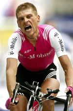 Team T-mobile er Deutche Telekoms cykelhold, som kører de franske alper tynde i magentafarvet tøj.  Her den tyske cykelrytter Jan Ullrich under Tour de France i 2004. 