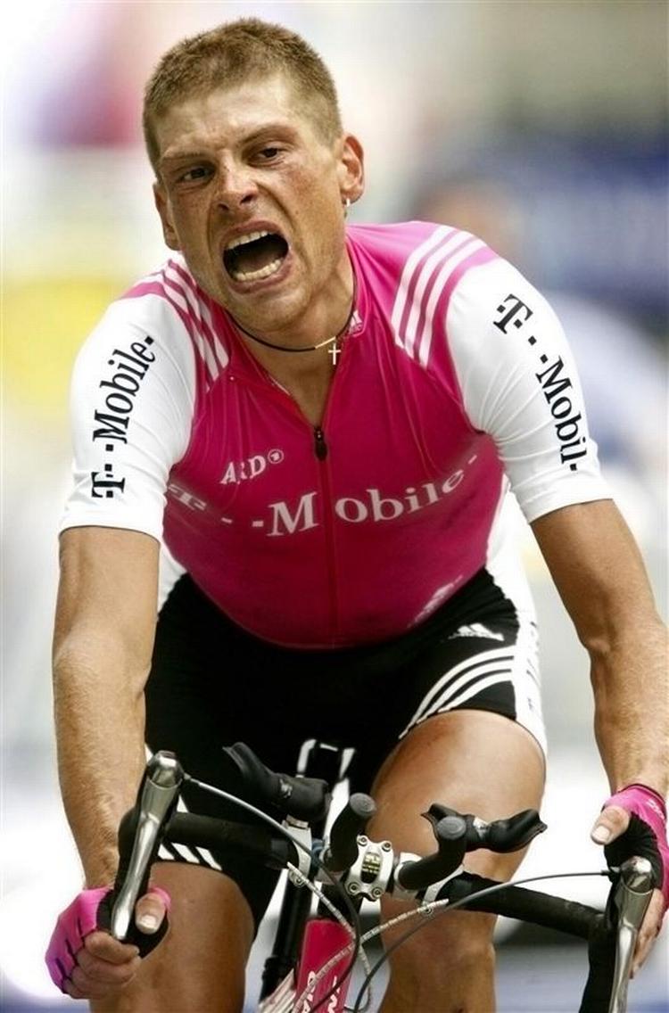 Team T-mobile er Deutche Telekoms cykelhold, som kører de franske alper tynde i magentafarvet tøj.  Her den tyske cykelrytter Jan Ullrich under Tour de France i 2004. 