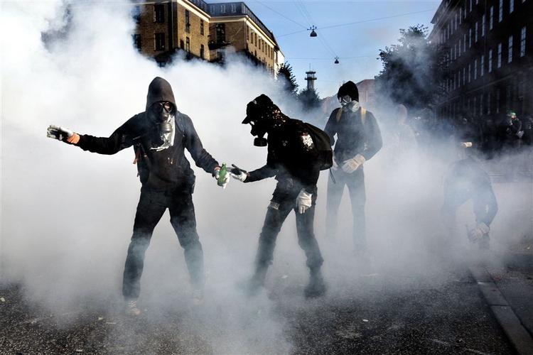 Som ved G13-aktionen i oktober 2007 håber aktivisterne at kunne blokere Københavns Rådhus uden brug af vold. De vil dog forsvare sig med gasmasker og skjolde. 