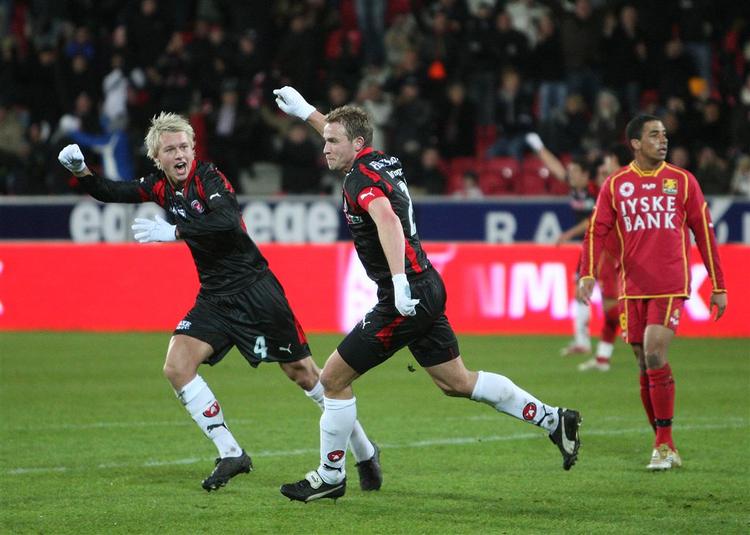 FCM's Frank Kristensen jubler med Simon Kjær efter sejrsmålet. 