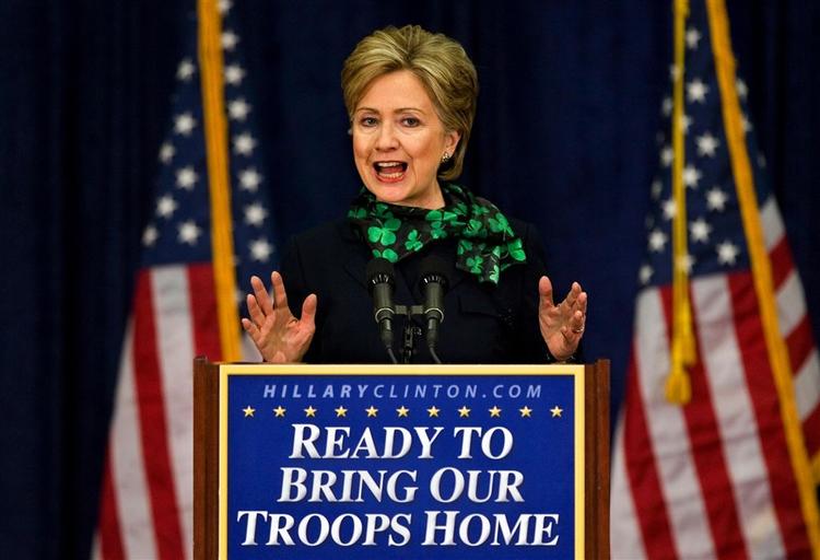 Senator Hillary Clinton, som vil være det demokratiske partis præsidentkandidat, fremlægger sin plan for tilbagetrækning af de amerikanske tropper fra Irak i en tale på George Washington University. 