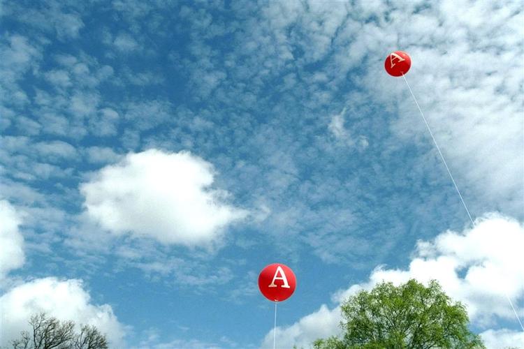 Den unge britiske frier fik sig et chok, da ballonen indeholdende en ring til 55.000 kroner forsvandt i vinden. (Arkivfoto) 