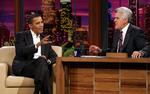 Hærskarer af kendte personer – her Barack Obama – er vandret gennem tv-studiet hos NBC-talkshowværten Jay Leno. Næste år udløber Lenos kontrakt – og tv-stationen er begyndt at grue for, hvor han kan finde på at tage arbejde. Foto: Reed Saxon/AP 
