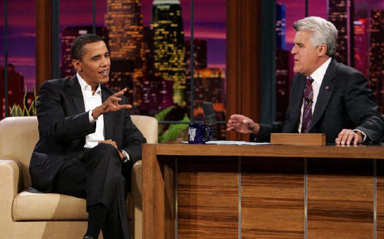 Hærskarer af kendte personer – her Barack Obama – er vandret gennem tv-studiet hos NBC-talkshowværten Jay Leno. Næste år udløber Lenos kontrakt – og tv-stationen er begyndt at grue for, hvor han kan finde på at tage arbejde. Foto: Reed Saxon/AP 