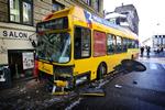 Chafføren kom til skade, da linie 3A mod Nordhavn i morges kørte ind i et hus på Griffenfeldtsgade i København. 