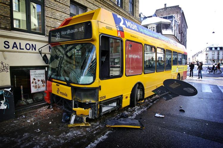 Chafføren kom til skade, da linie 3A mod Nordhavn i morges kørte ind i et hus på Griffenfeldtsgade i København. 