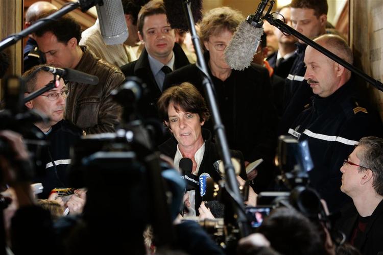 En af den sigtede franskmands advokater, Elisabeth Meyer, udtaler sig efter et retsmøde 14. marts. Arkivfoto. 