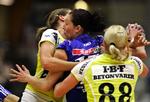 Ikasts/Bordings Gro Hammerseng bremser en Slagelse-angriber i en turneringskamp. Arkivfoto. 