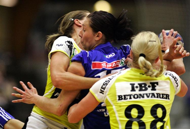 Ikasts/Bordings Gro Hammerseng bremser en Slagelse-angriber i en turneringskamp. Arkivfoto. 
