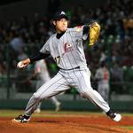 Japans Tazawa Junichi kaster i en kamp mod Taipei i november 2007. Arkivfoto. 