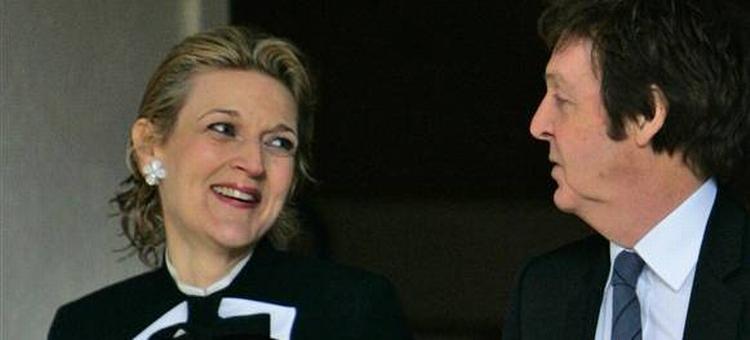 Øverst ankommer Paul McCartney til Højesteret med sin advokat Fiona Shackleton. Nederst forlader de retten - Fiona Shackleton med vådt hår, antagelig fra et glas vand som McCartneys ekskone kastede på hende. Fiona Shackleton ser nu alligevel glad ud, men hun har også netop sparet sin klient for en bunke penge. Heather Mills krævede 125 millioner pund, men fik 'kun' 24,3 millioner. Det svarer ifølge britisk presse til, at hun har fået 17.000 pund - eller godt 160.000 kroner for hver dag ægteskabet varede. 