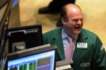 New Yorks fondsbørs i dag. Evan Solomon fra Lehman Brothers MarketMakers taler med en kollega. Grimassen skal skal tolkes som et grin, idet det gik lidt bedre i dag, efter flere dage med store kursfald, og samtidig er der udsigt til en stor rentenedsættelse i aften. 