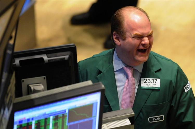 New Yorks fondsbørs i dag. Evan Solomon fra Lehman Brothers MarketMakers taler med en kollega. Grimassen skal skal tolkes som et grin, idet det gik lidt bedre i dag, efter flere dage med store kursfald, og samtidig er der udsigt til en stor rentenedsættelse i aften. 