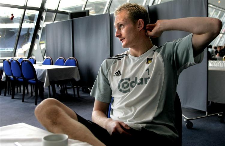 Casper Ankergren erkender at have kastet en lighter mod Swindons tilskuere. Arkivfoto. 