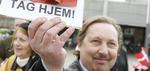 Anders Gravers, landsformand for SIAD, holder en plakat i vejret under en demonstration i Aalborg i weekenden. Arkivfoto. 
