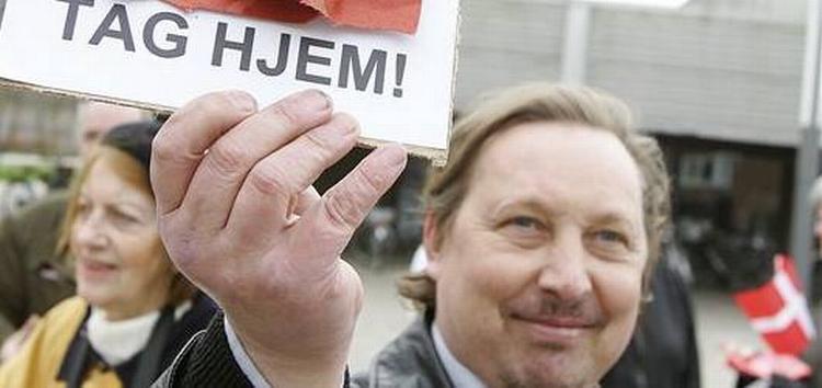 Anders Gravers, landsformand for SIAD, holder en plakat i vejret under en demonstration i Aalborg i weekenden. Arkivfoto. 