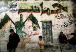 Palæstinenserne støtter Hamas' raketter mod Israel og en fortsat voldelig kamp. Skriften på husvæggen i Gaza er de arabiske tegn for 'Hamas'. 