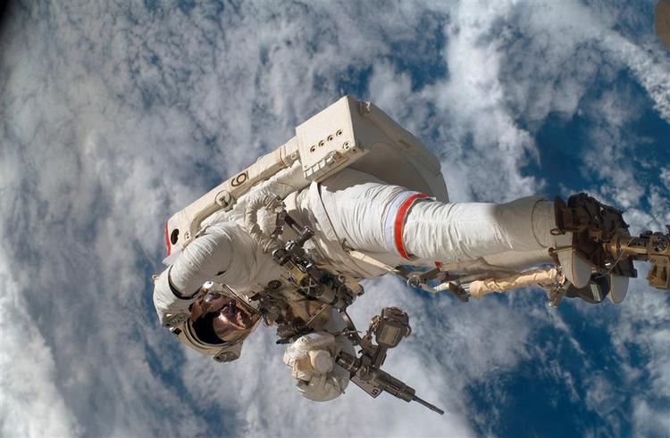 Astronauten Rick Linnehan i færd med at samle den mekaniserede robot. 