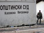 En fransk NATO-soldat holder vagt ved FN's bygninger i den serbiske del af den etnisk delte by Mitrovica. 
