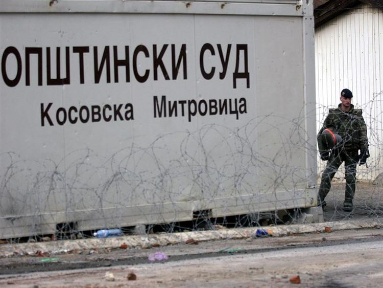 En fransk NATO-soldat holder vagt ved FN's bygninger i den serbiske del af den etnisk delte by Mitrovica. 