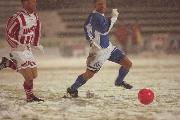 I 1998/1999-sæsonen blev opgøret mellem Lyngby og AaB udsat hele tre gange. 20 minutter af kampen blev dog afviklet 10. marts 1999, inden kampens dommer, Jan Hald, afblæste affæren, fordi han ikke længere kunne se linierne. 