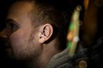 »Der skal aldrig være tvivl om, hvorvidt man er forpligtet til at bruge dem eller ej«, siger informationschef i Vega, Magnus Restofte, der her demonstrerer det høreværn, koncert stedet har påbudt alle ansatte. 