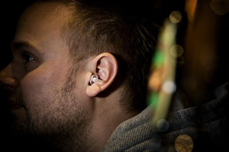 »Der skal aldrig være tvivl om, hvorvidt man er forpligtet til at bruge dem eller ej«, siger informationschef i Vega, Magnus Restofte, der her demonstrerer det høreværn, koncert stedet har påbudt alle ansatte. 
