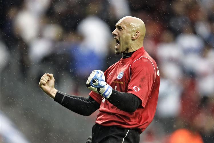 Arek Onyszko har spillet omkring 350 kampe i Superligaen for Viborg og OB. På billedet jubler han over OB's sejr over FCK i pokalfinalen i 2007. 