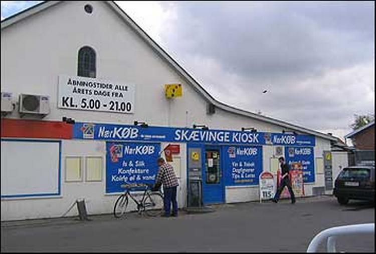 Kiosken på Nygade i Skævinge blev i går udsat for det første røveri i 26 år. Røverne stak af med 10.765 kroner. 