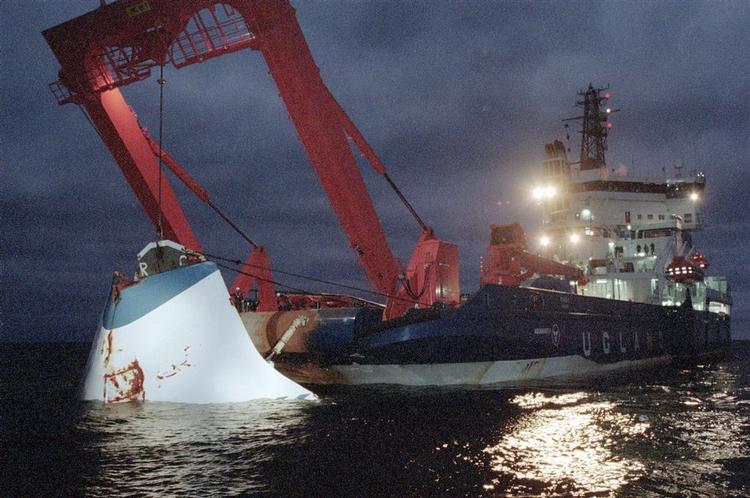 Det er næsten 14 år siden færgen Estonia sank ud for Finlands kyst. Billedet er taget den 19. november 1994, hvor forenden af færgen blev løftet op fra bunden. 