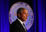 Bush holdt tale for den militære ledelse i Pentagon. 